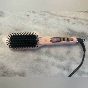Lange Le Vita straightening brush. Works perfect used a couple times.
